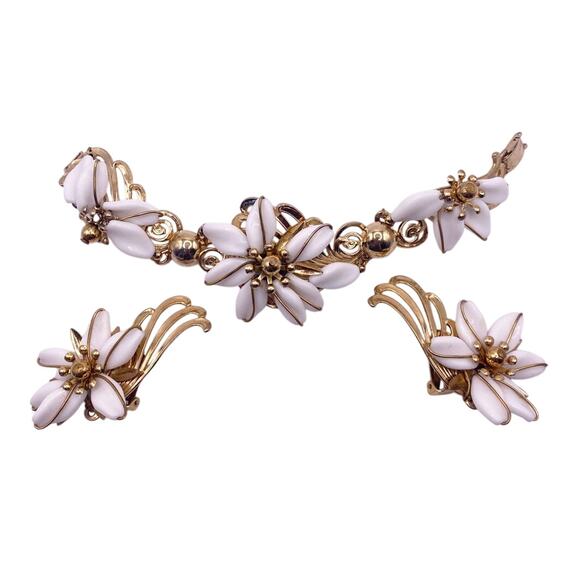 Napier White Resin Flower Bracelet 7” and Earrings Set - Picture 1 of 7